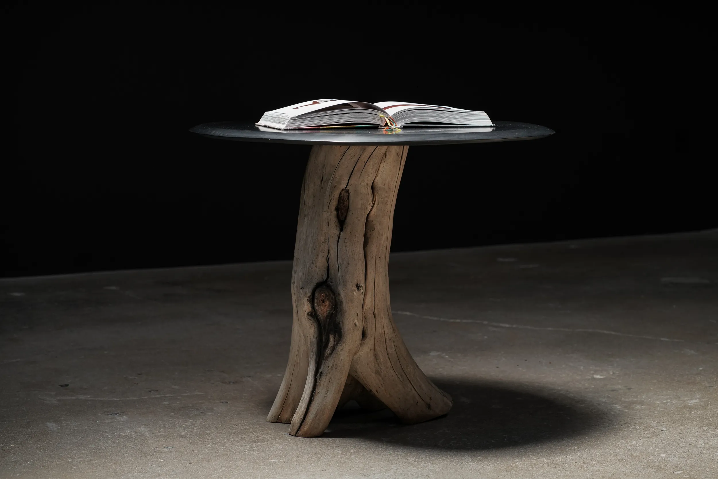 Cashew Round Reading Table	